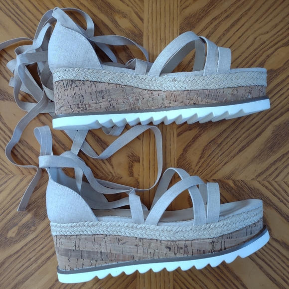 Tandice Lace up Platform Wedge - Picture 4 of 9